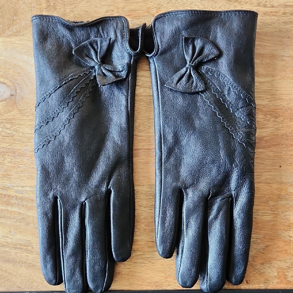 Leather Gloves With Bow Design